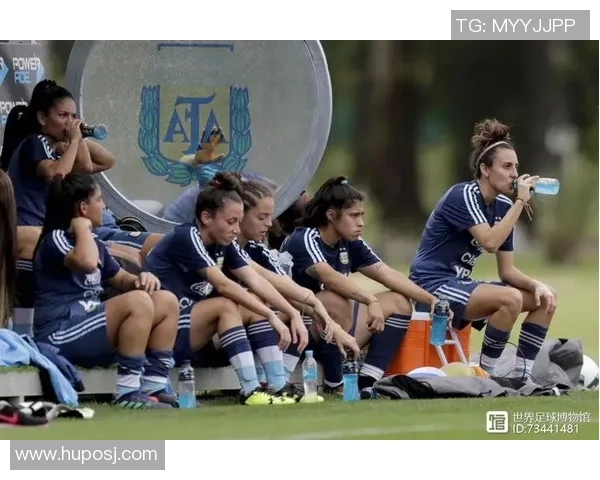 足球明星与裸体女的惊人合影引发热议背后的故事与真相揭秘